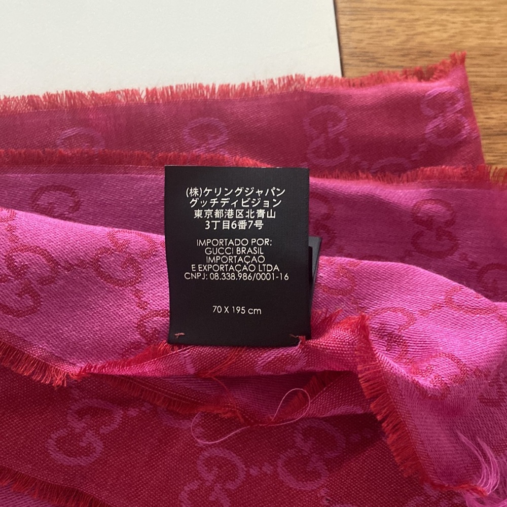 Authentic pink gucci scarf - Picture 3 of 4
